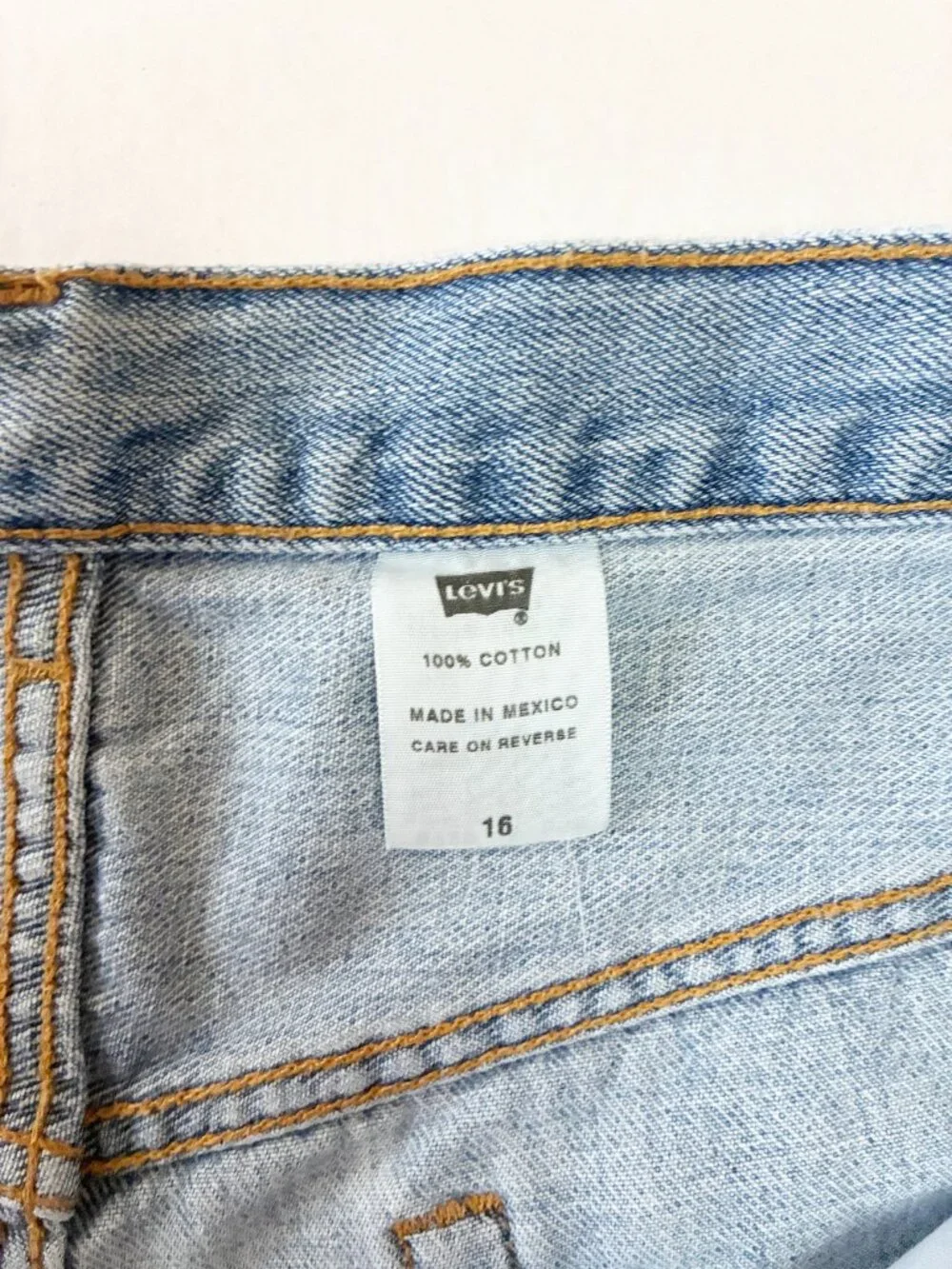 Levi's 550 Relaxed Fit Denim Y2K Mom Shorts - Medium Wash Blue - Size 16